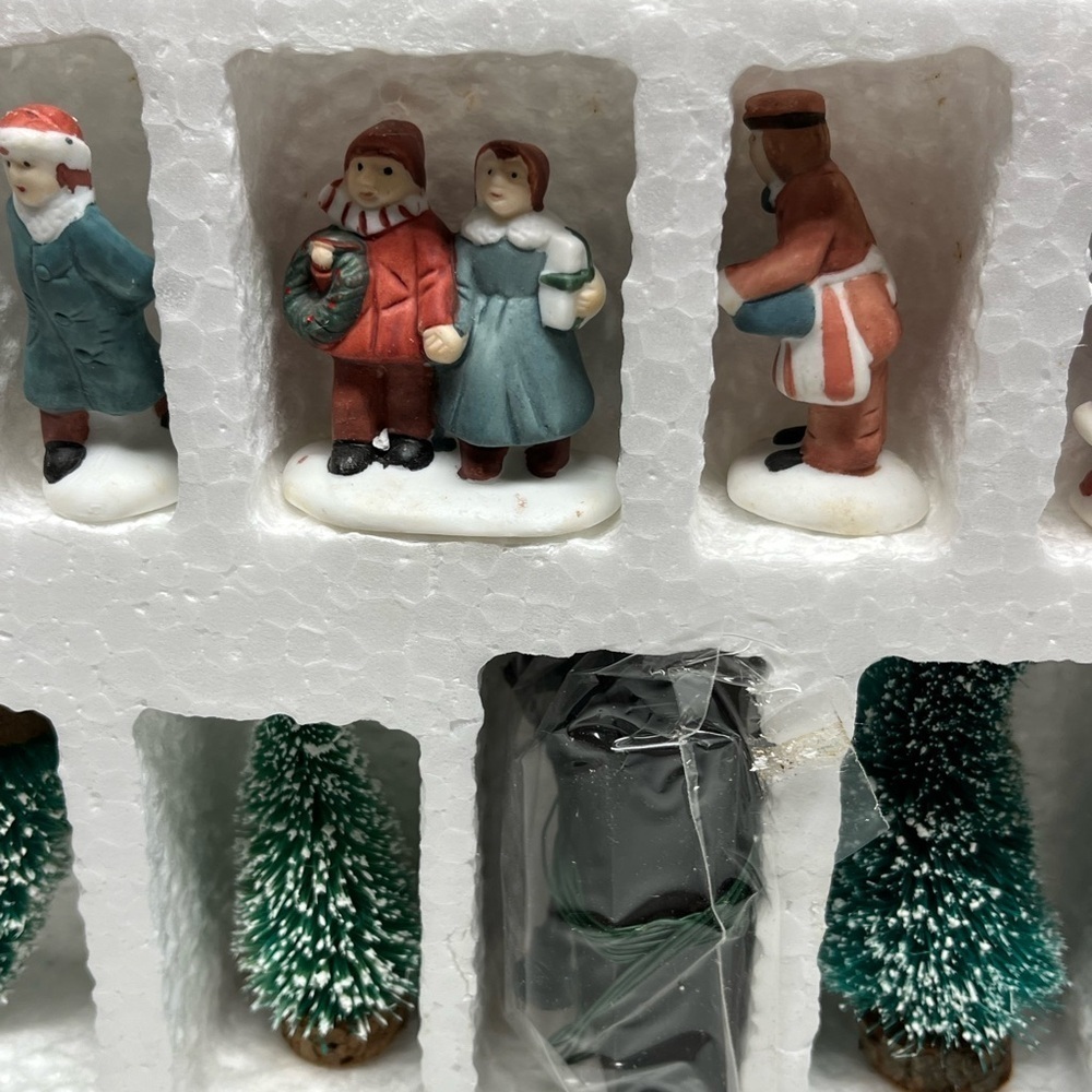 Santa’s Best Christmas Village Accessory Set 14 piece - Picture 4 of 9